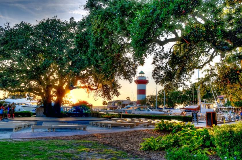hilton head iconic red and white lighthouse